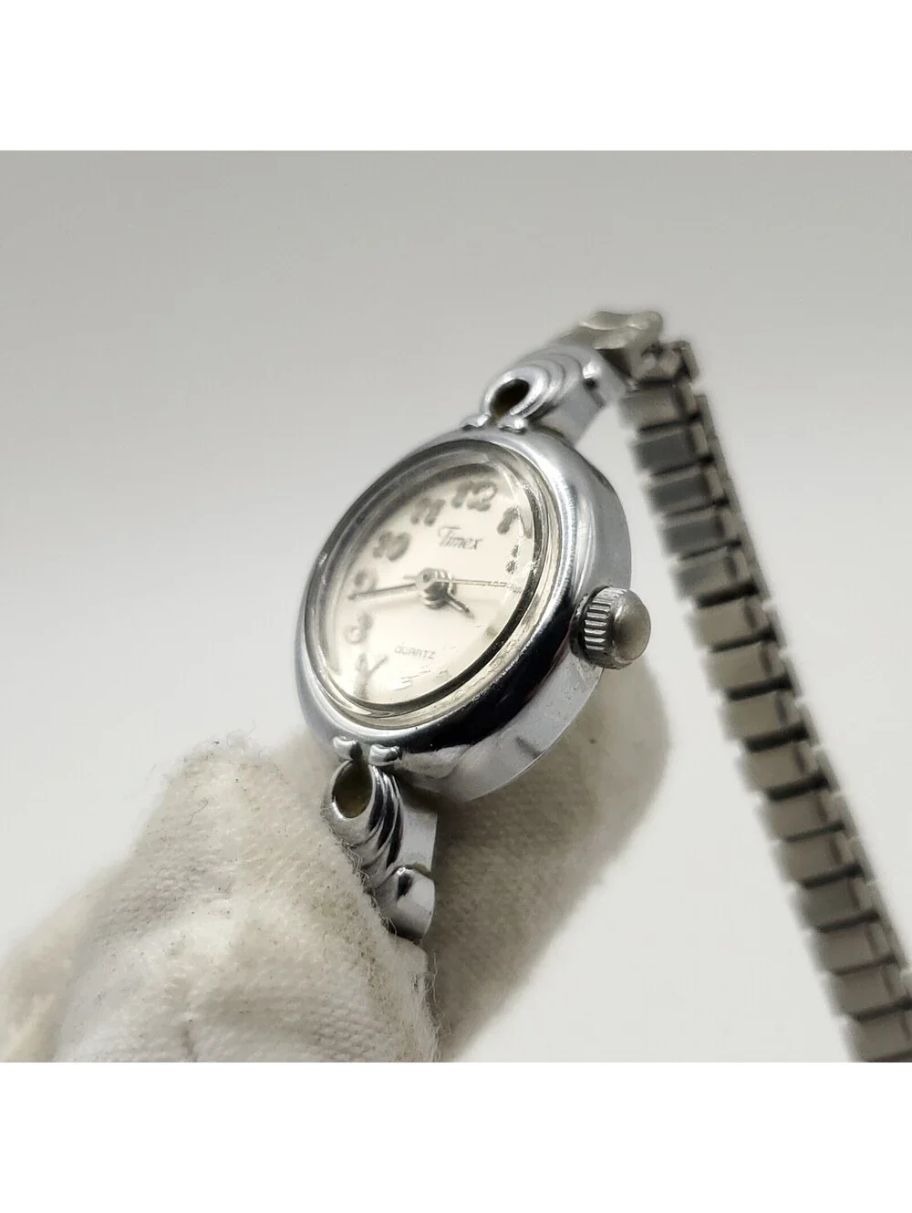Vintage 1991 Timex Quartz Womens Watch 17mm Silver Tone Stretch Band New Battery